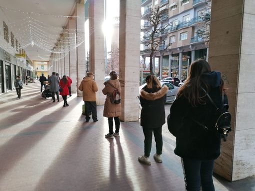 "Passerò la mattinata in coda alle Poste": sempre più frequenti le segnalazioni dei cuneesi per le attese infinite fuori dagli uffici postali