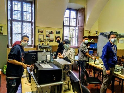 Computer rigenerati per le famiglie in difficoltà: continua l'iniziativa di 13 studenti volontari dell'Itis di Cuneo