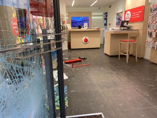 La vetrina del negozio Vodafone di via Vittorio Emanuele, infranta dal ladro