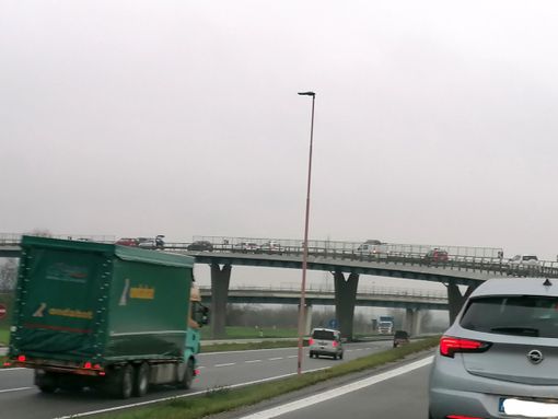 Auto in panne sul cavalcavia della tangenziale, coda chilometrica all’ingresso di Alba