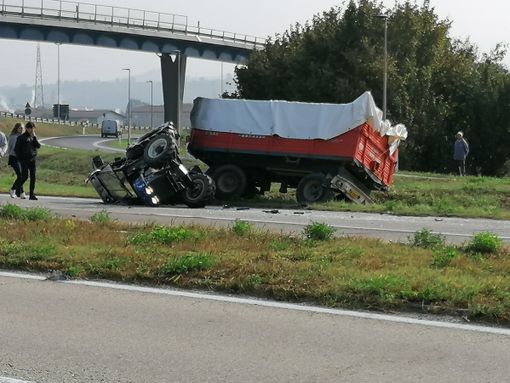 La scena dell'incidente appena avvenuto sulla tangenziale albese