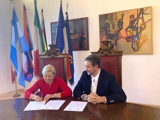 Enrico Faccenda e Carla Bonino siglano l'accordo per la realizzazione del nuovo percorso ciclopedonale lungo la Sr29 Enrico Faccenda e Carla Bonino siglano l'accordo per la realizzazione del nuovo percorso ciclopedonale lungo la Sr29