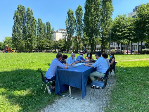 La Giunta di Saluzzo si riunisce nel parco di Villa Aliberti, dove da giorni bivaccano i migranti della frutta senzatetto