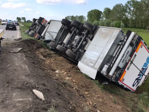 Marene: camion che trasportava acqua si ribalta a lato della strada