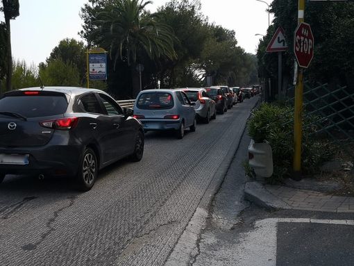 Tornano le lunghe code sull’Aurelia per i turisti cuneesi: "Due ore per andare da Varazze a Savona"