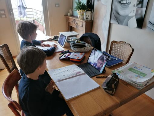 Al via la Dad anche per gli studenti più piccoli, sale la protesta dei genitori in tutta la Granda (FOTO)