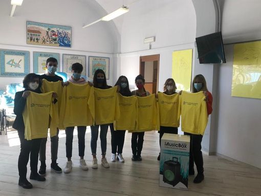 All'Istituto Baruffi di Ceva-Ormea, dispositivi e felpe con il logo della scuola