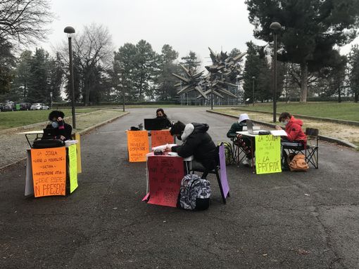 Continua la protesta andi-Dad della prof del liceo di Cuneo: "Essere qui è un segno di resistenza" Continua la protesta andi-Dad della prof del liceo di Cuneo: "Essere qui è un segno di resistenza"