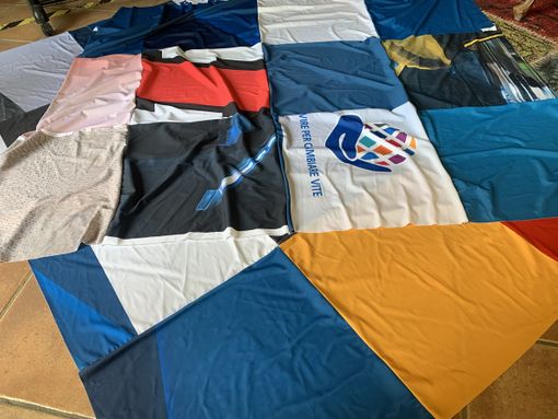 A Savigliano si creano plaid colorati per il pic nic solidale di Busca