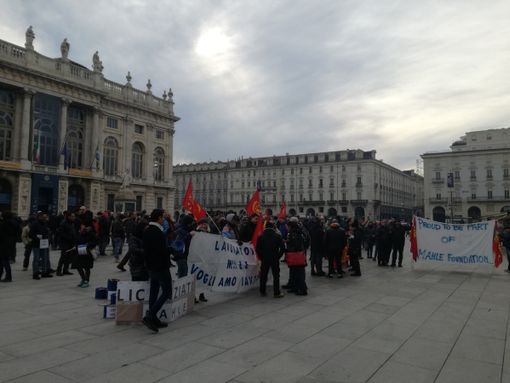 Crisi Mahle, in piazza Castello i lavoratori di La Loggia e Saluzzo: "Ritirare i licenziamenti, la Regione è con noi" (VIDEO)