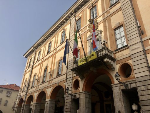 Le bandiere a mezz'asta davanti al comune di Cuneo Le bandiere a mezz'asta davanti al comune di Cuneo
