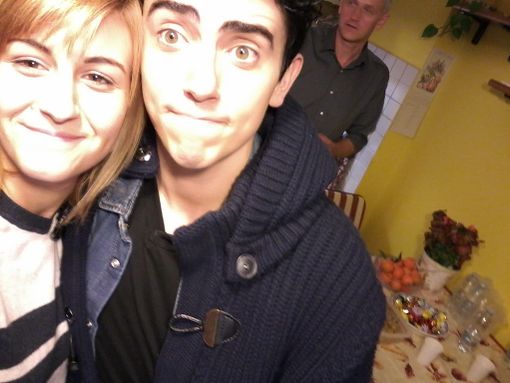 Michele Bravi a casa di Michela Abrate, studentessa di Bra, per il programma "Live a casa tua" Michele Bravi a casa di Michela Abrate, studentessa di Bra, per il programma "Live a casa tua"