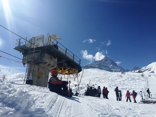 L'arrivo della seggiovia di Crissolo con, sullo sfondo, ... sua maestà il Monviso