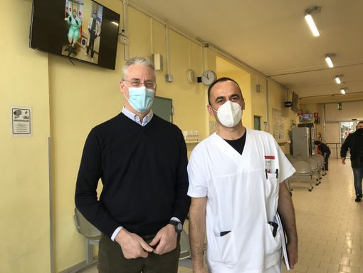 Da sinistra il dottor Andrea Sciolla e Mauro Giraudo, caposala al Pronto Soccorso di Cuneo Da sinistra il dottor Andrea Sciolla e Mauro Giraudo, caposala al Pronto Soccorso di Cuneo