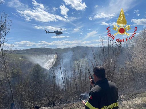 Incendio a Tetto Chiapello di Caraglio: le fiamme minacciano le case [FOTO E VIDEO]