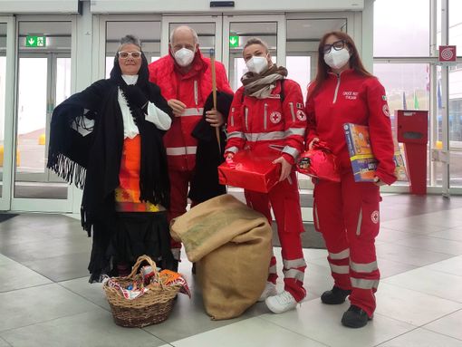 La Befana della Croce Rossa porta doni ai bambini dell’ospedale di Verduno [FOTO]