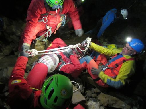 Esercitazione del Soccorso Alpino e Speleologico nella Voragine della Ciuaiera in Val Tanaro [FOTO]