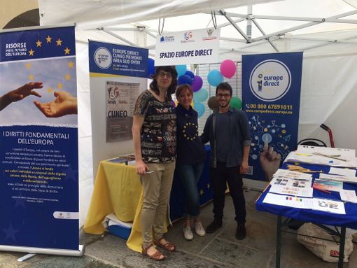 Al centro Francesca Cavallera, che gestisce l'ufficio