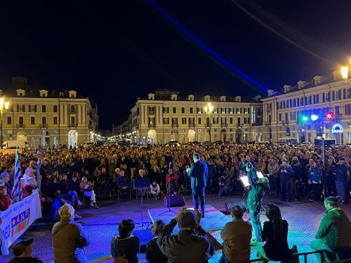 In migliaia alla fiaccolata della Resistenza, Giannini: "Oggi più che mai la festa della Liberazione è la festa della Costituzione" [FOTO]