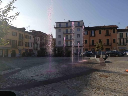 Fossano: le fontane della città si tingono di rosa per il mese della prevenzione