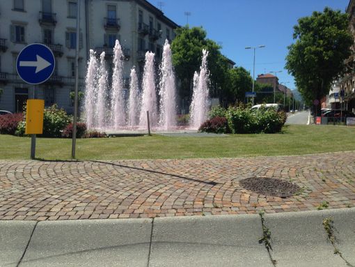 Cuneo inizia a tingersi di rosa in vista del passaggio del Giro