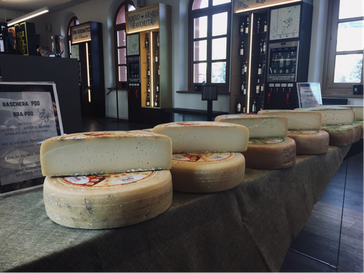 Grandi formaggi Dop piemontesi alla corte del castello di Barolo Grandi formaggi Dop piemontesi alla corte del castello di Barolo