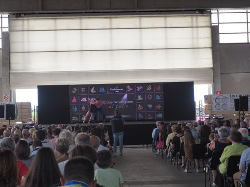 L’esibizione dei ballerini del Teatro alla Scala di Milano ai Laboratori delle Segherie Chiapella di Fossano L’esibizione dei ballerini del Teatro alla Scala di Milano ai Laboratori delle Segherie Chiapella di Fossano