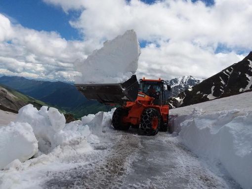 Liberato dalla neve il Colle dell'Agnello: dal 15 giugno si potrà percorrere per andare in Francia Liberato dalla neve il Colle dell'Agnello: dal 15 giugno si potrà percorrere per andare in Francia