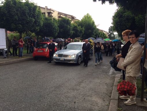 Borgo San Giuseppe si ferma per l'ultimo saluto a Mara Dalmasso, la mamma 39enne morta di tumore