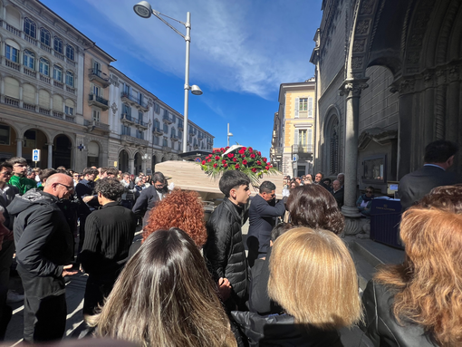 L’ultimo saluto a Luca Bergia, Godano in chiesa: ”Ti stavamo aspettando, ora siamo orfani. Senza di te non esisterebbero i Marlene. Solennemente grazie”