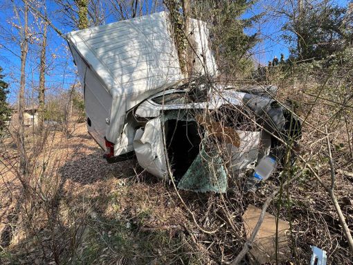 Il furgone finito giù dalla scarpata a Sale delle Langhe