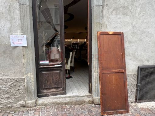 Vetri frantumati e cantine svuotate: presi di mira locali e negozi nel centro storico di Cuneo Vetri frantumati e cantine svuotate: presi di mira locali e negozi nel centro storico di Cuneo