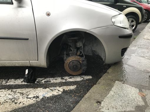 Provoca incidente e ruba una ruota da un'auto in sosta: 25enne denunciato a Farigliano