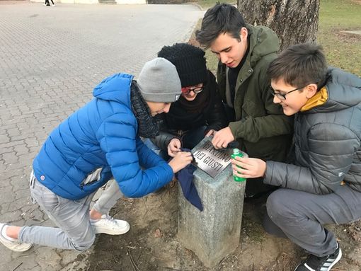 Lucidata la targa del "Giardino dei Giusti" a Moretta: il gesto concreto di quattro giovani