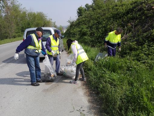 Giornata ecologica a Pianfei: riempiti oltre 60 sacchi di plastica e immondizia Giornata ecologica a Pianfei: riempiti oltre 60 sacchi di plastica e immondizia