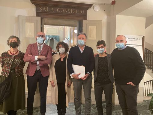 Il sindaco con la giunta Il sindaco con la giunta