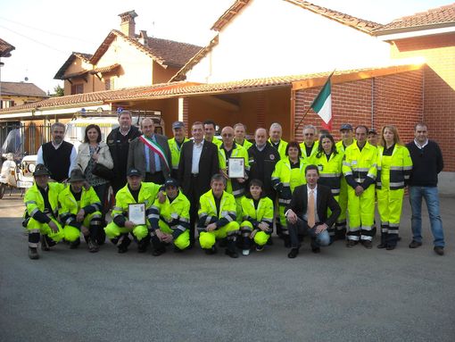 La Protezione Civile di Caramagna Piemonte al gran completo, assieme ai coordinatori provinciali e di zona, il Sindaco e la Giunta e il Vice Presidente della Fondazione CRT Giovanni Quaglia