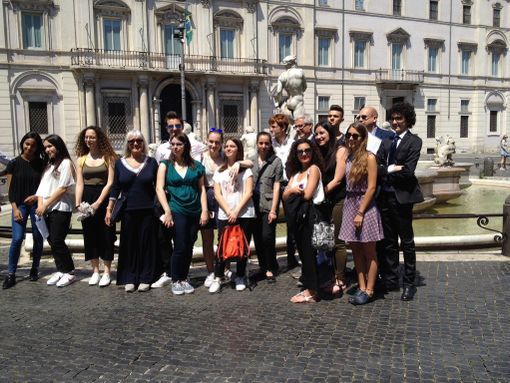 Il gruppo dei premiati distintisi nel campionato sociale automobilistico. In piedi, penultimo a destra, il presidente ACI Brunello Olivero. Seduto, ultimo a destra, il direttore Giuseppe De Masi