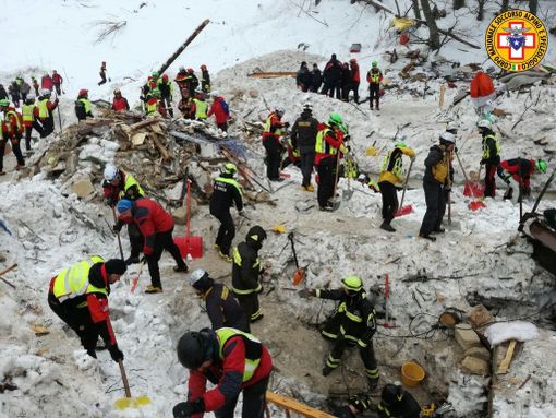 Prosegue il lavoro all'Hotel Rigopiano del Soccorso Alpino Piemontese Prosegue il lavoro all'Hotel Rigopiano del Soccorso Alpino Piemontese