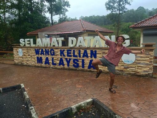 Mattia al suo ingresso in Malesia, paese dove si trova dopo un anno esatto di viaggio