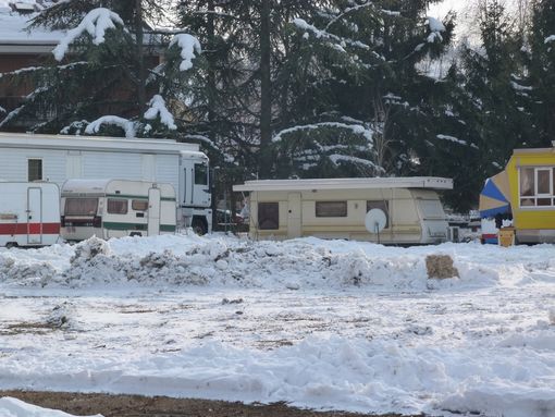 Il “Circo Karoly” nella neve ad Alba. Foto Gisella Divino (© targatocn.it)