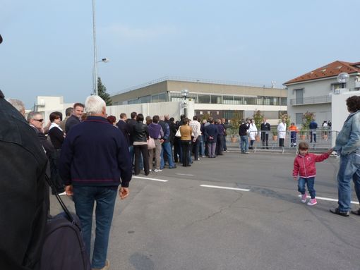 Persone in fila alla camera ardente di Pietro Ferrero presso lo Stabilimento di Alba. Fotoservizio Gisella Divino (© targatocn.it)