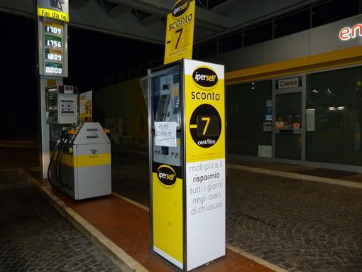 Alcuni dei distributori albesi ormai a secco. Fotoservizio Gisella Divino (© targatocn.it)