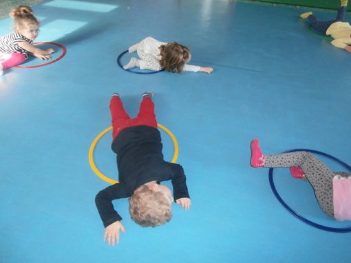 Alba: due esperienze di yoga per i bimbi dell’Asilo Nido “L’Ippocastano”