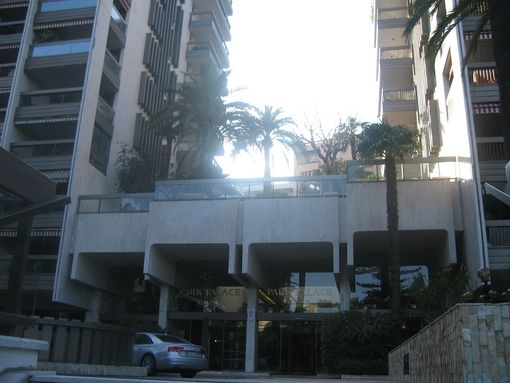 L'ingresso del residence di Monte Carlo dove abita la famiglia Ferrero (© Targatocn.it e Montecarlonews.it)