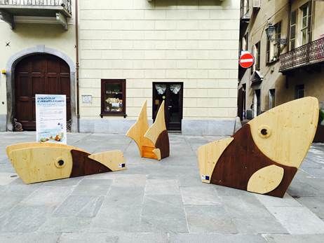 Cuneo: in via Roma arrivano due grandi trote in legno