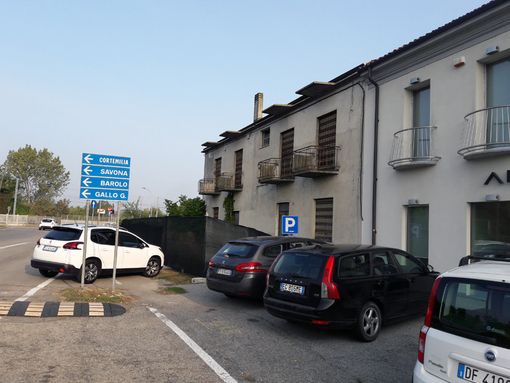 Il fabbricato che verrà presto recuperato, all'imbocco del ponte albertino