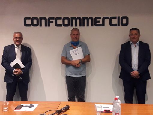 Confcommercio: nasce il Sindacato dei Librai e delle Librerie della provincia di Cuneo, presidente Paolo Robaldo Confcommercio: nasce il Sindacato dei Librai e delle Librerie della provincia di Cuneo, presidente Paolo Robaldo