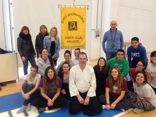 Saluzzo, il corso di autodifesa Zonta al liceo Soleri. Al centro l'istruttore Giuseppe Tommasiello. Alle spalle la dirigente Alessandra Tugnoli e la presidente Zonta Flavia Cerutti