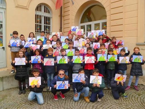 Saluzzo, foto di gruppo delle classi IV A e B della Pivano che hanno proposto l'intitolazione del Politeama a Magda Olivero Saluzzo, foto di gruppo delle classi IV A e B della Pivano che hanno proposto l'intitolazione del Politeama a Magda Olivero